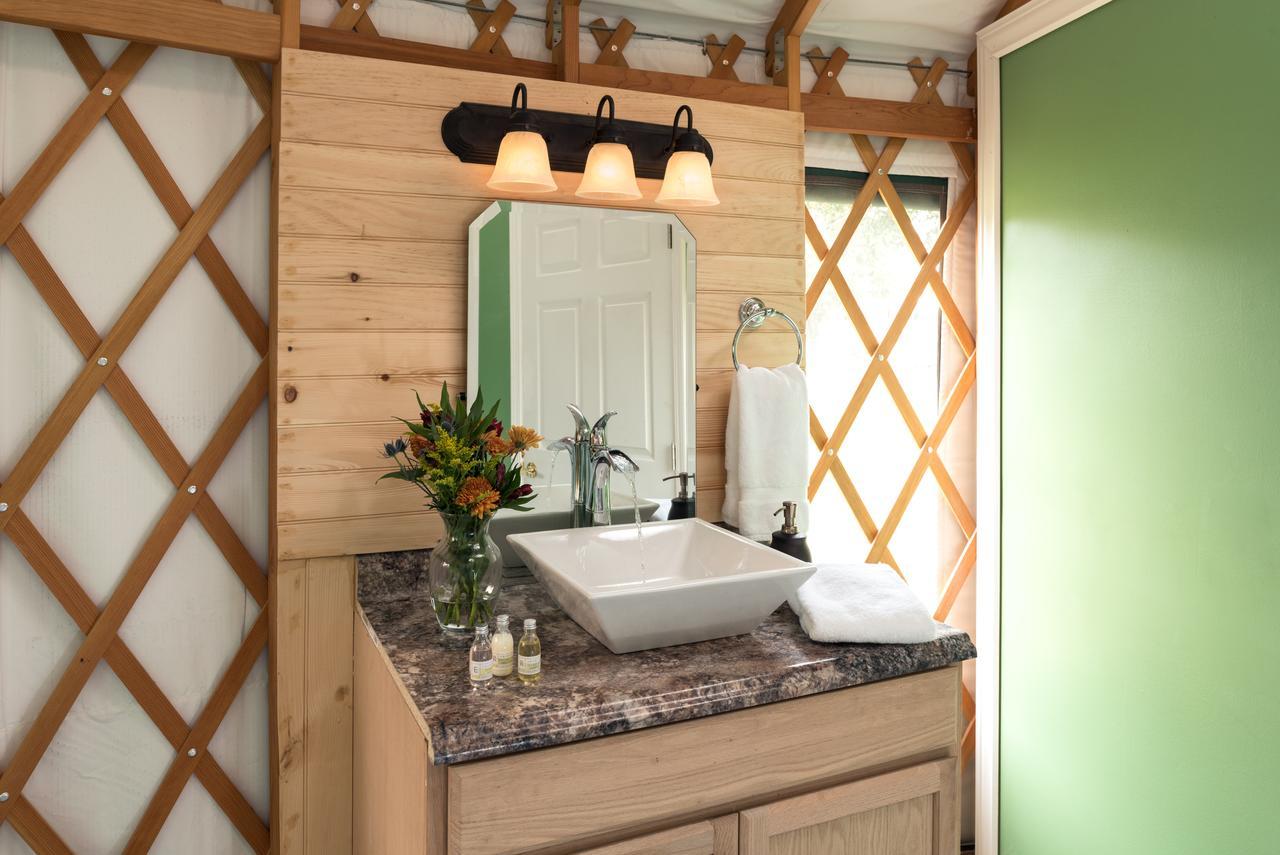 Yale Manor B&B & Yurt Glamping Extérieur photo