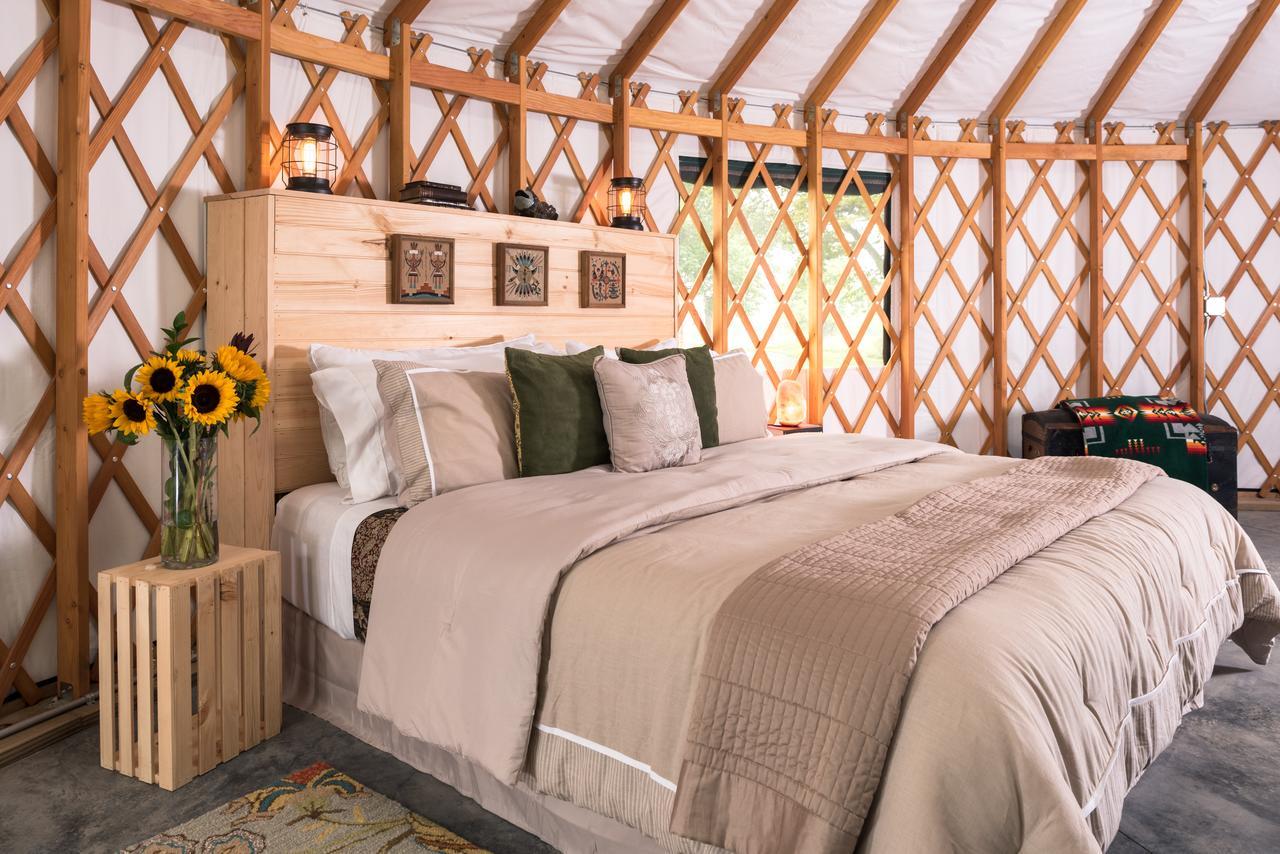 Yale Manor B&B & Yurt Glamping Extérieur photo