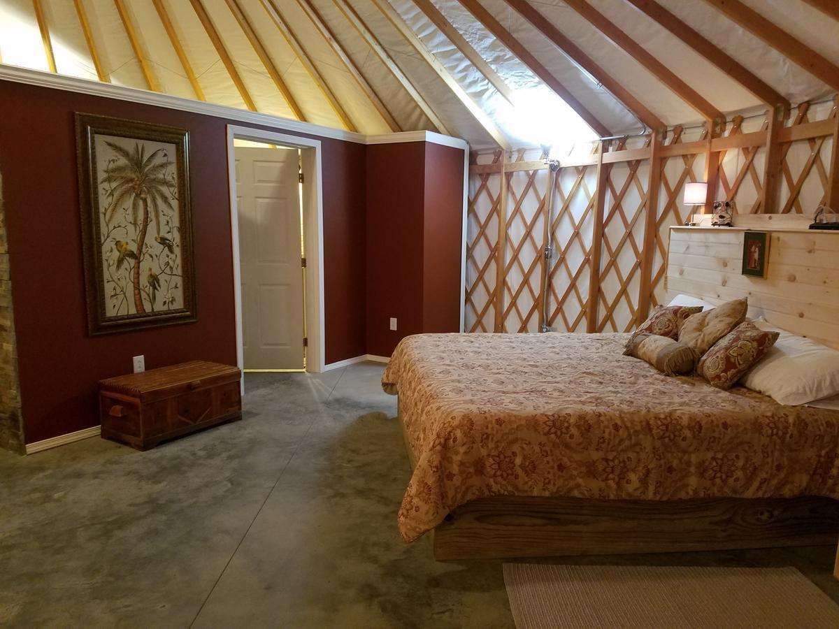 Yale Manor B&B & Yurt Glamping Extérieur photo