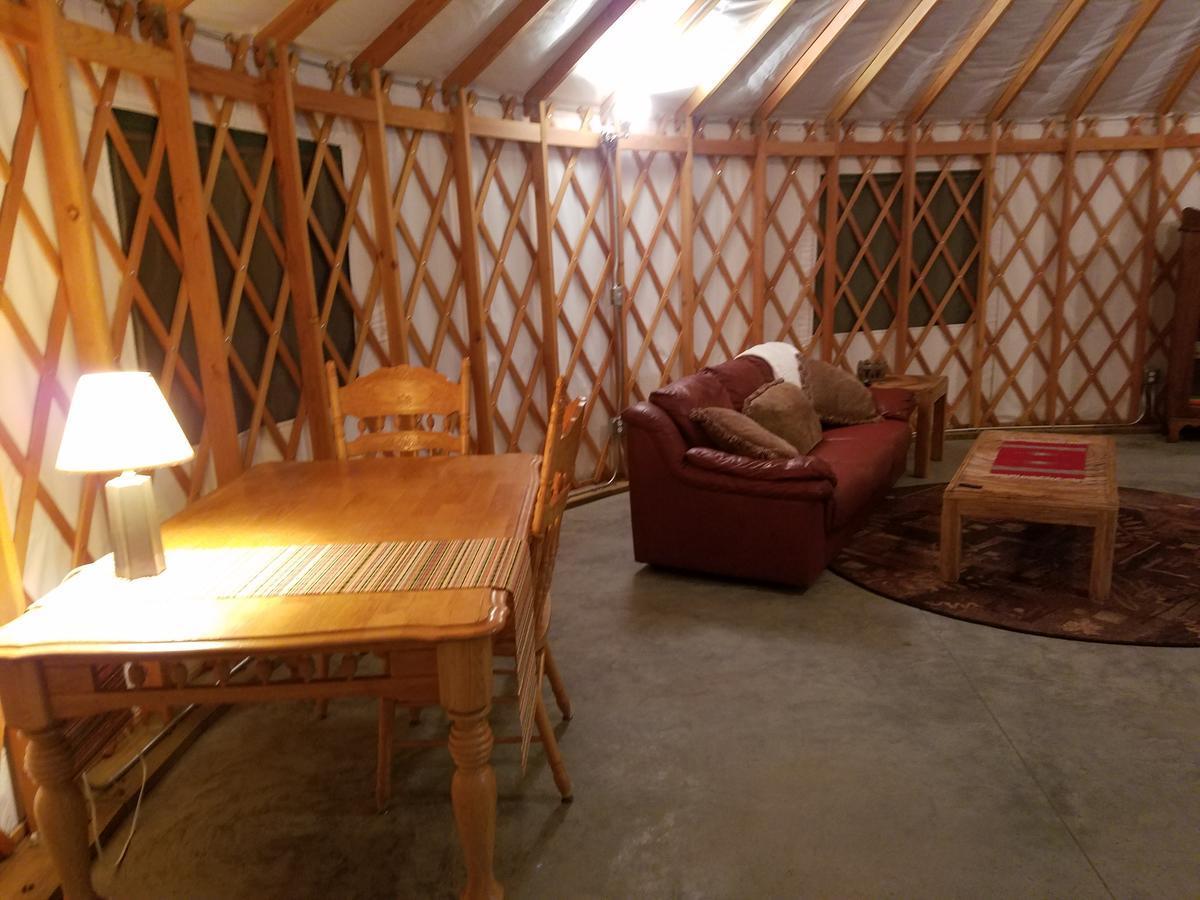 Yale Manor B&B & Yurt Glamping Extérieur photo