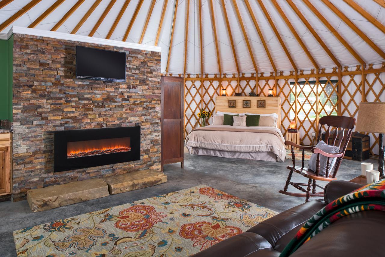 Yale Manor B&B & Yurt Glamping Extérieur photo