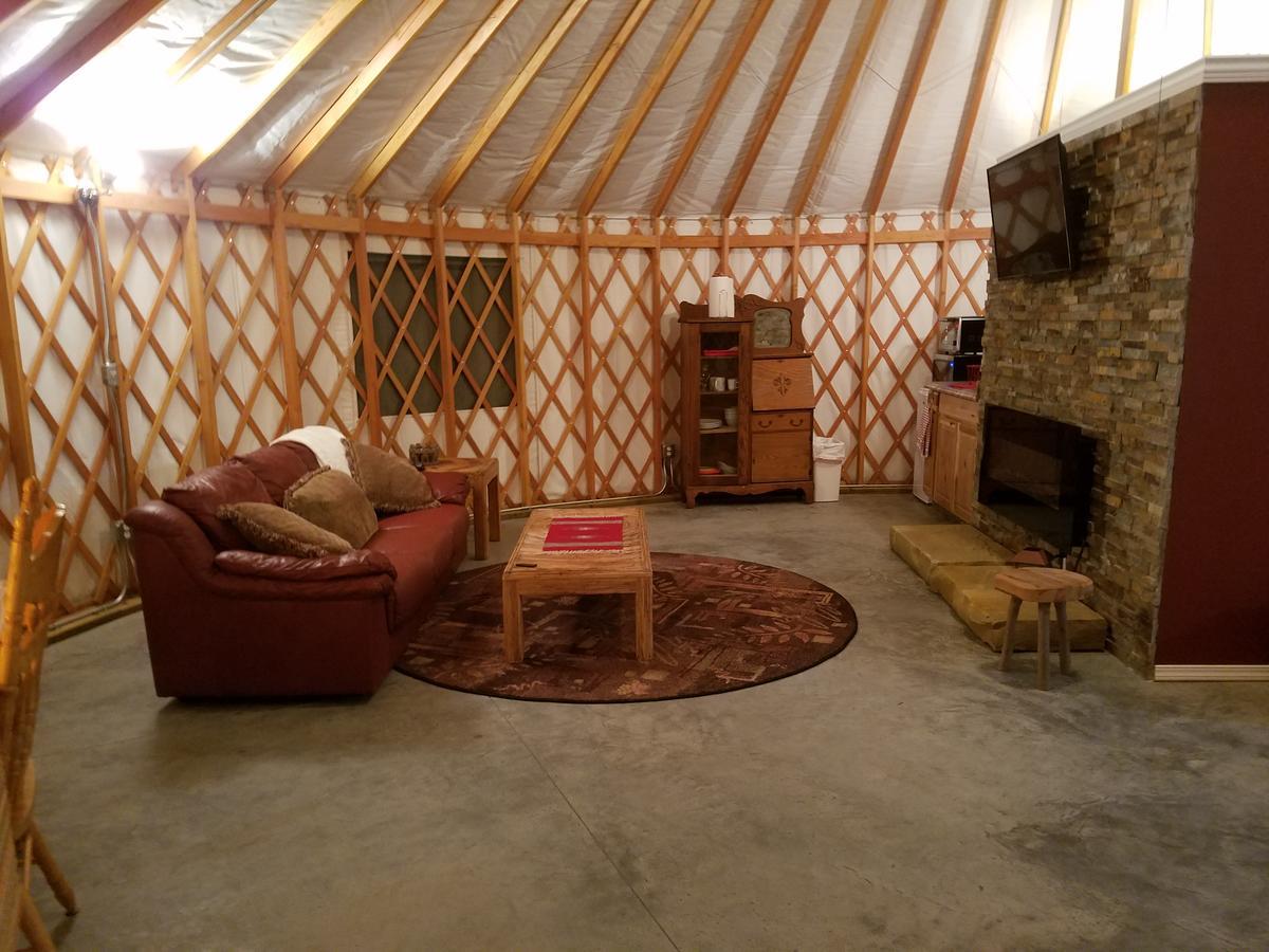 Yale Manor B&B & Yurt Glamping Extérieur photo
