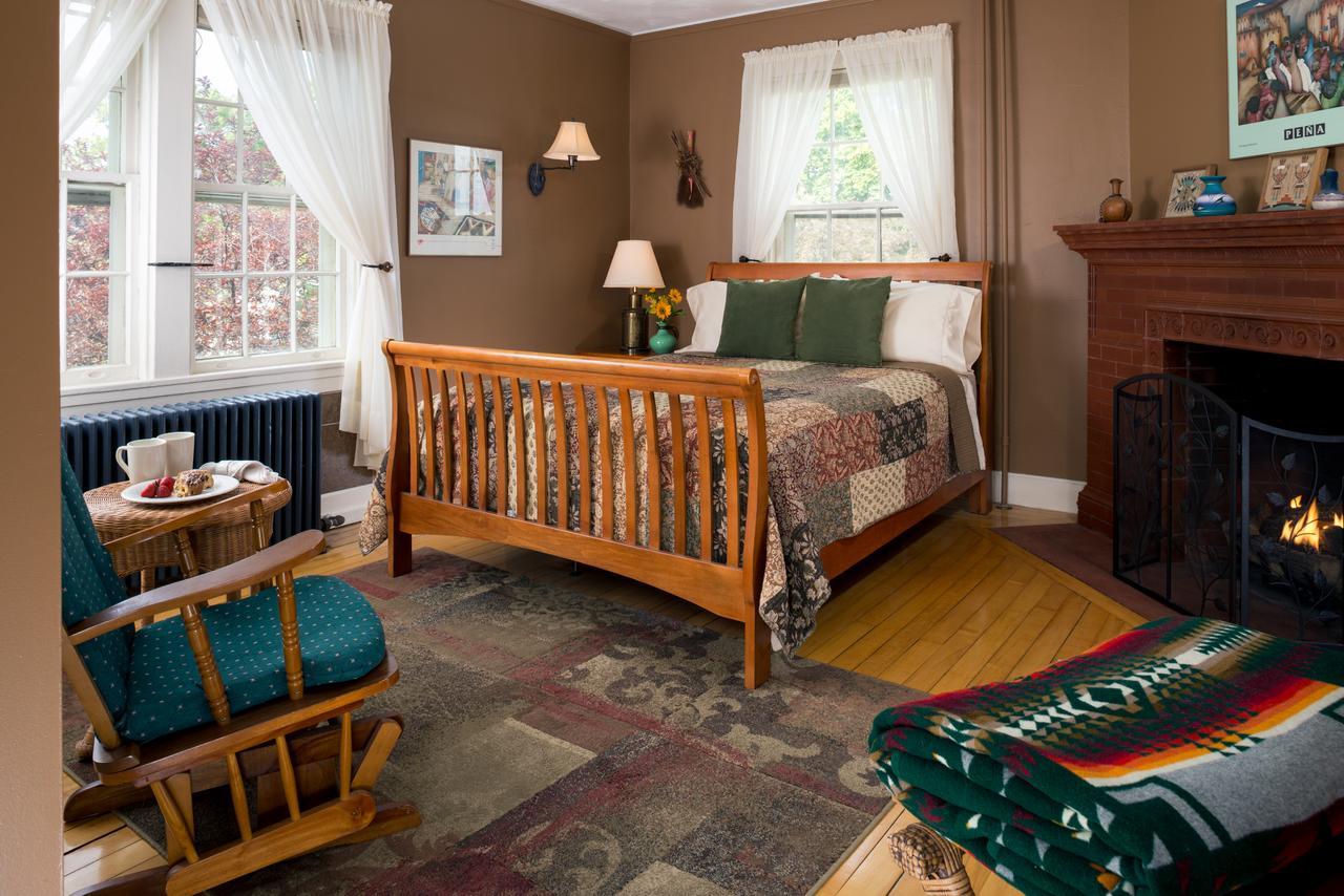 Yale Manor B&B & Yurt Glamping Extérieur photo