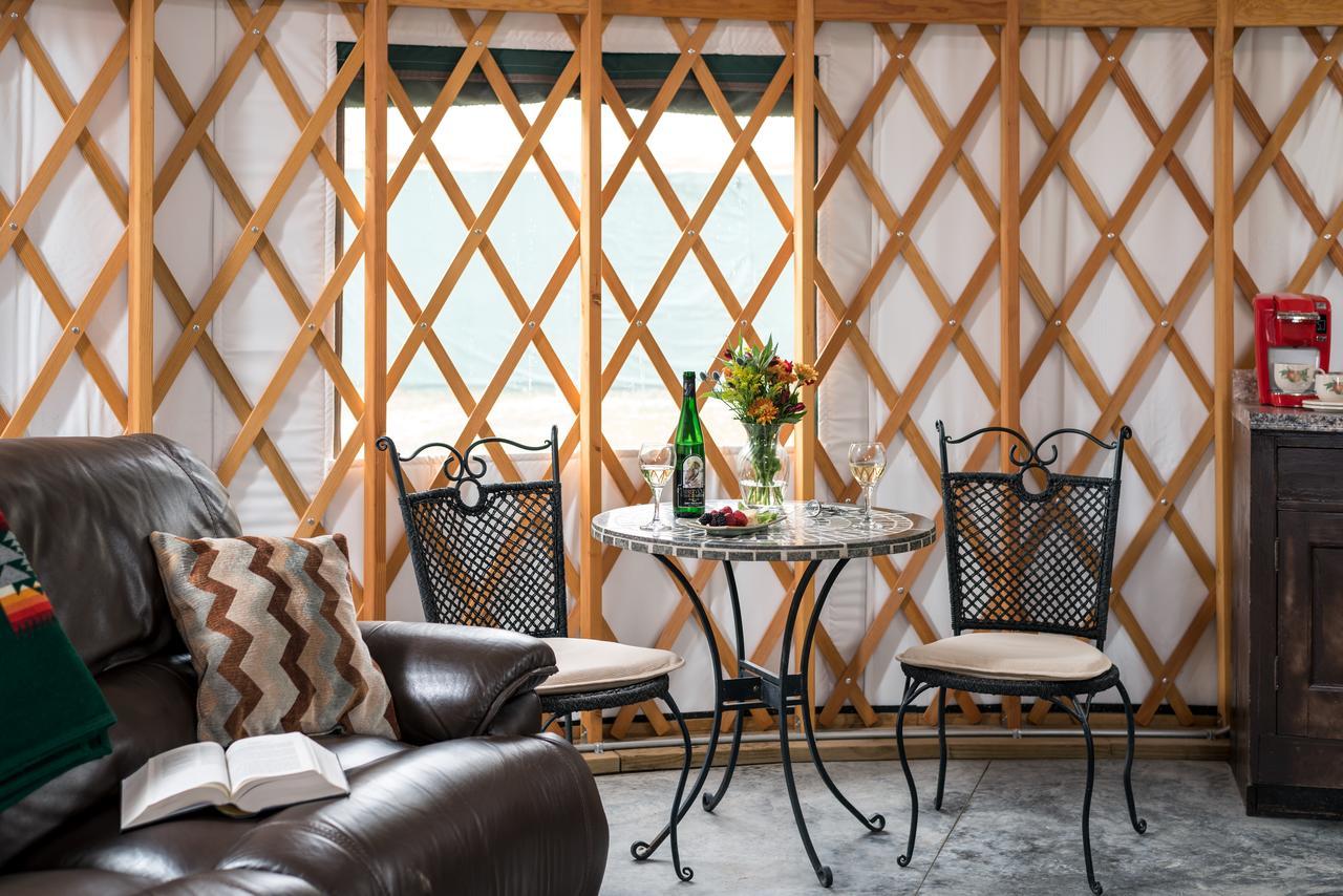 Yale Manor B&B & Yurt Glamping Extérieur photo