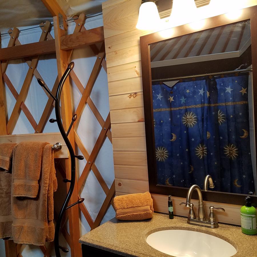 Yale Manor B&B & Yurt Glamping Extérieur photo