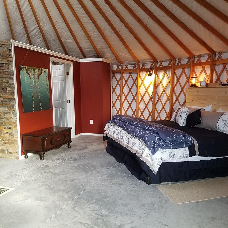 Yale Manor B&B & Yurt Glamping Extérieur photo
